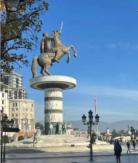 Historisch beeld van een man op een paard