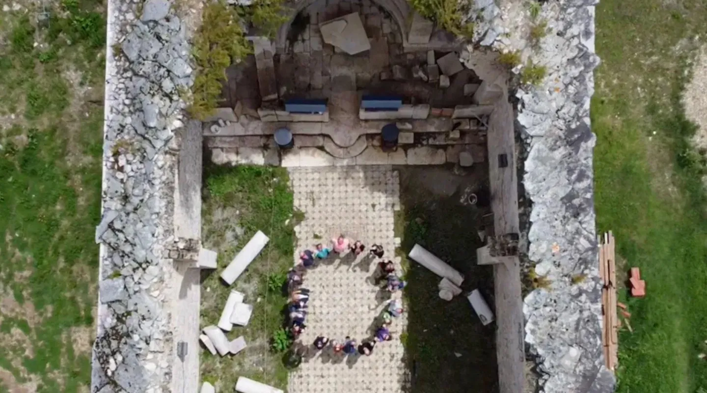 Groep in cirkel in Macedonië